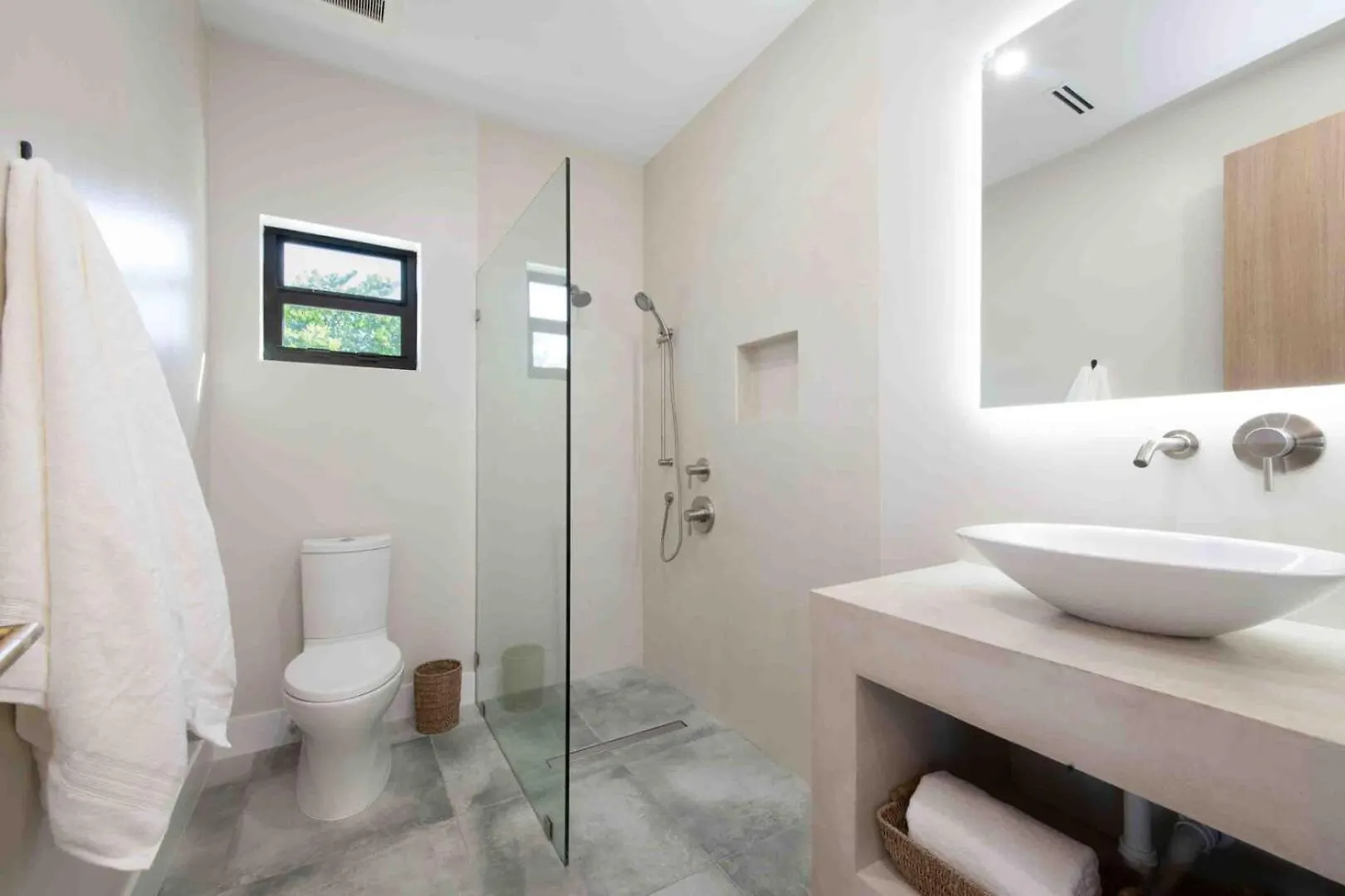 Halcyon Point - Brand New Beach House With Pool, Hot Tub, And Tanning Terrace Old Man Bay 0*,  Îles Caïmans